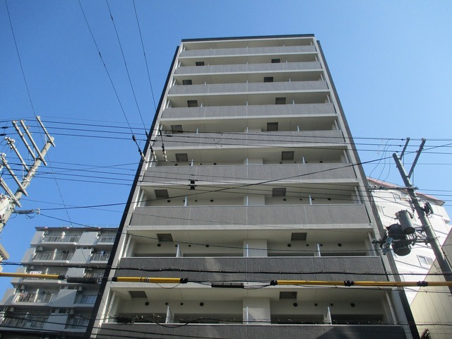 建物外観　高くそびえ建つシャープな外観です