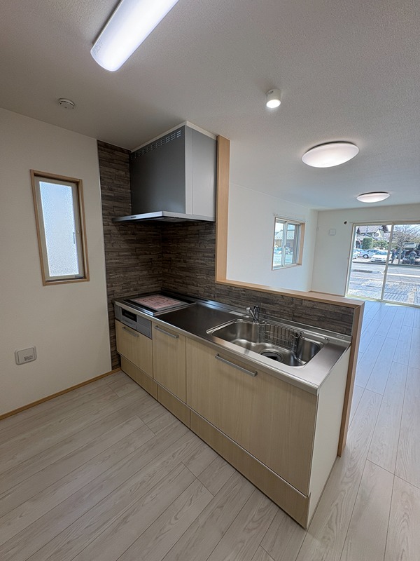 キッチン　参考写真：建具や床の色合い等は現地をご確認下さい。