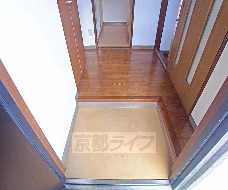 地下鉄東西線 椥辻駅 徒歩17分 6階建 築31年の玄関写真