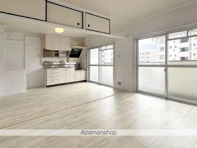 ビレッジハウス鳴滝8号棟の居間写真