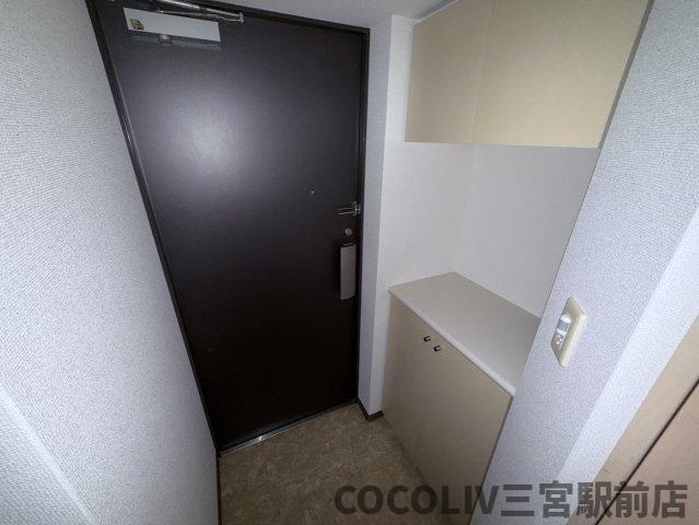 玄関　同物件別部屋写真