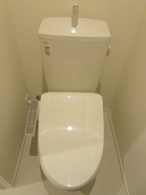トイレ　嬉しいウォシュレット付き