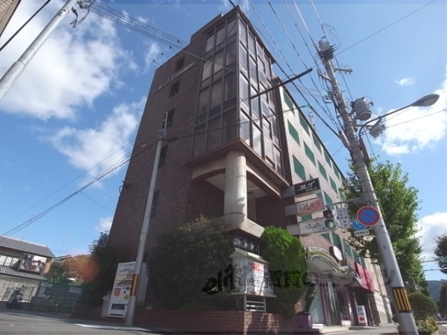 京都市左京区松ケ崎井出ケ海道町のマンションの建物外観