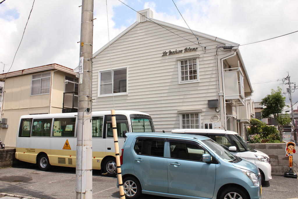 【広島市佐伯区五日市中央のアパートの駐車場】