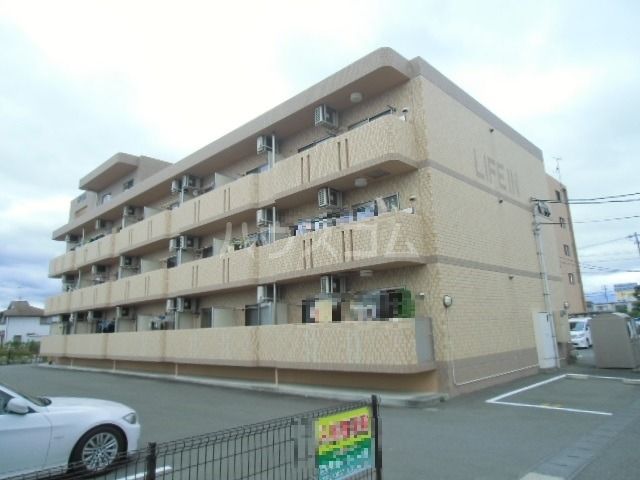 菊川市加茂のマンションの建物外観
