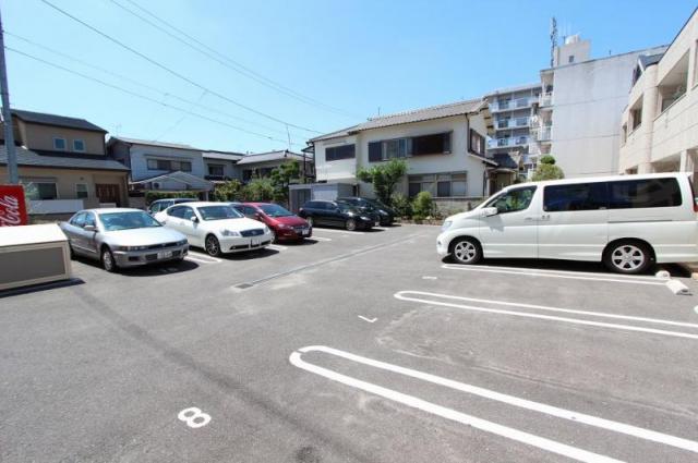 【高松市松島町のアパートの駐車場】