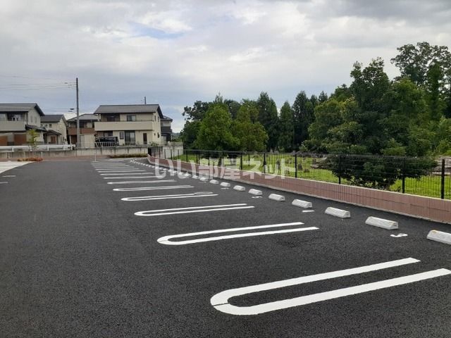 【入間郡毛呂山町平山のアパートの駐車場】