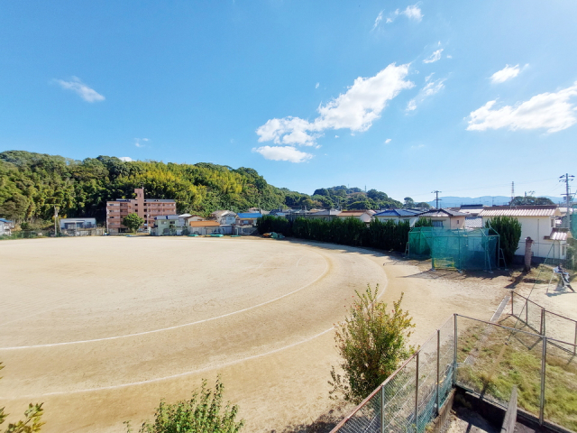 【松山市山西町のマンションの駐車場】