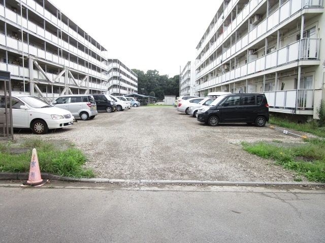 【横浜市瀬谷区阿久和西のマンションの駐車場】