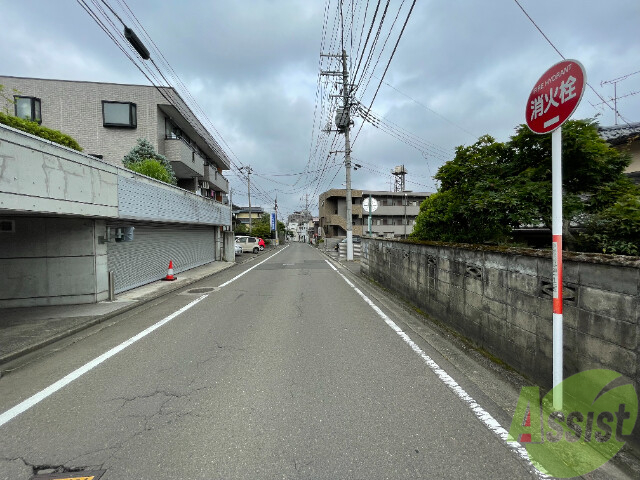 【レヴァムール中島丁の駐車場】