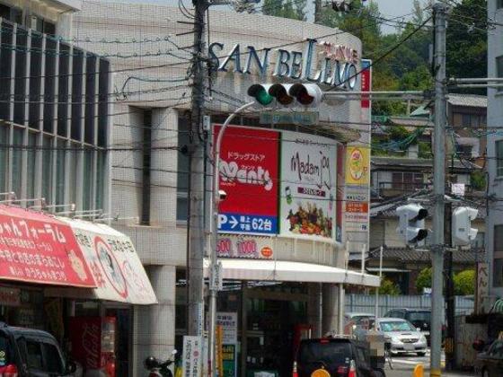 【広島市東区牛田本町のマンションのドラックストア】