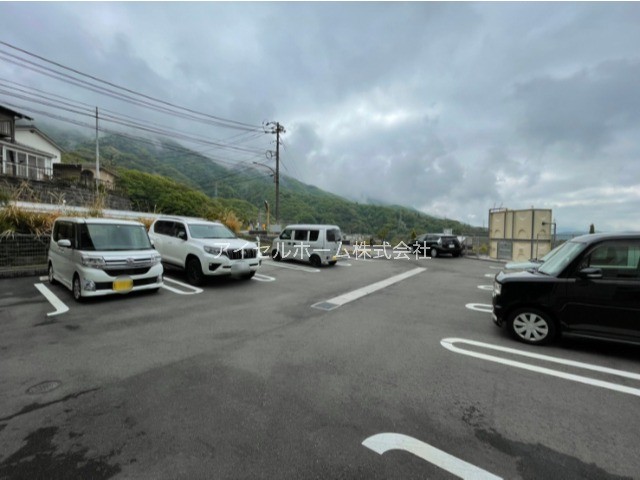 【呉市西谷町のアパートの駐車場】