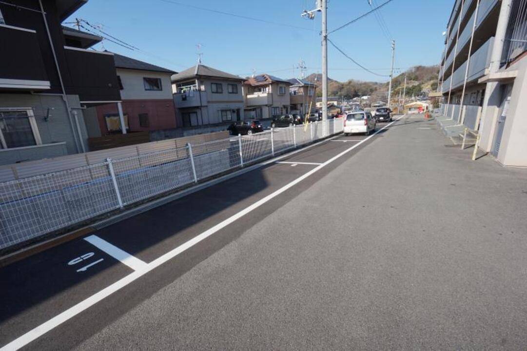 【松山市溝辺町のマンションの駐車場】