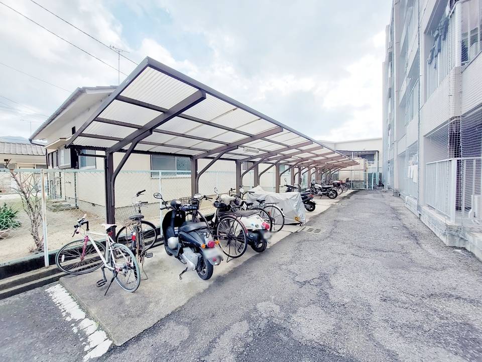 【松山市溝辺町のマンションの駐車場】