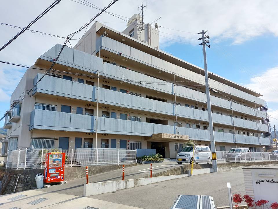 松山市溝辺町のマンションの建物外観