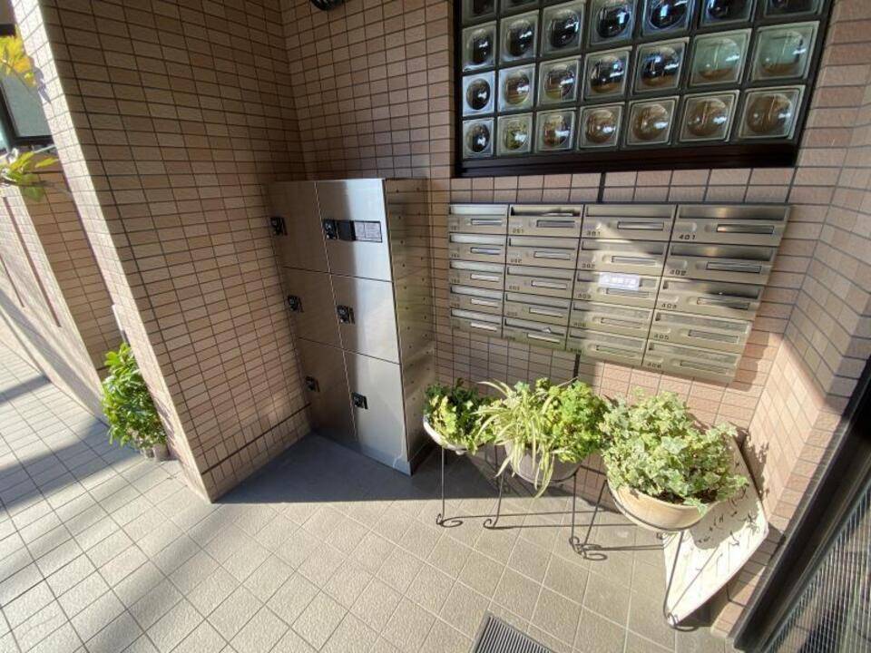 【松山市小栗のマンションのエントランス】