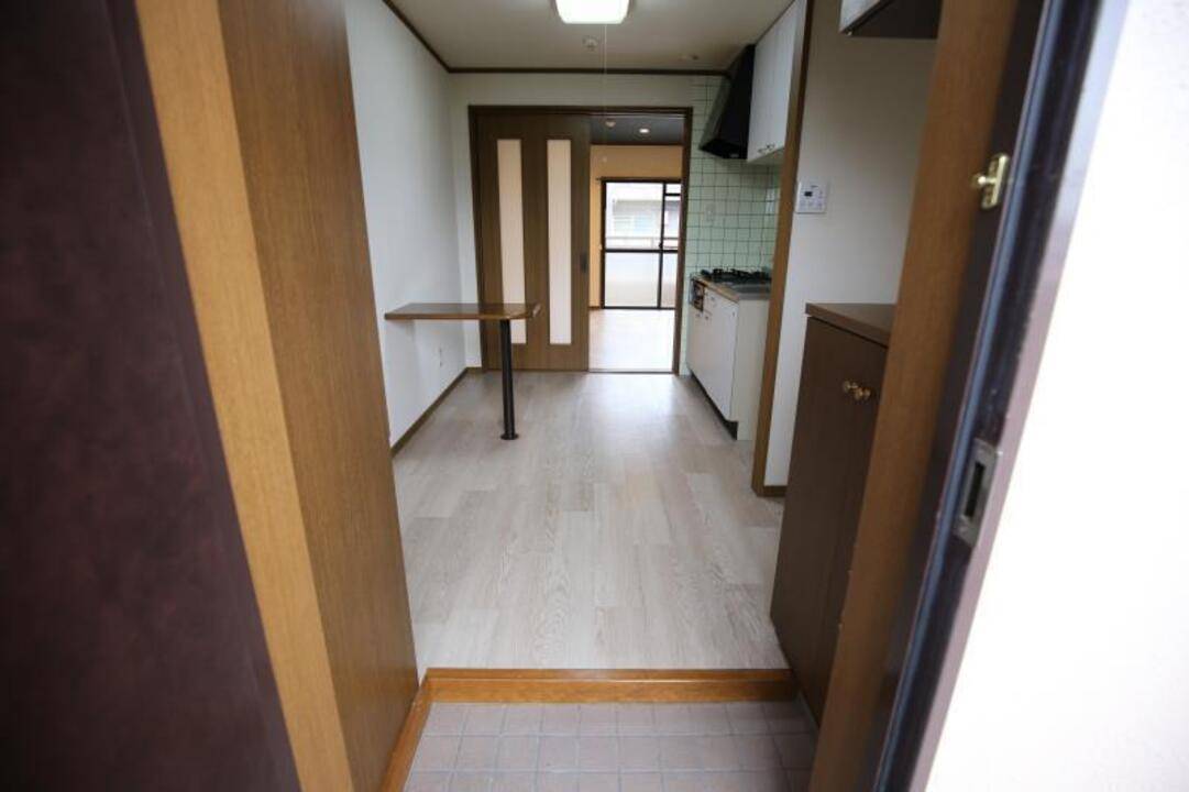 【松山市小栗のマンションの玄関】