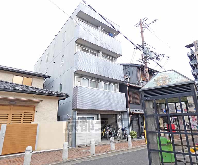 京都市上京区滝ケ鼻町のマンションの建物外観