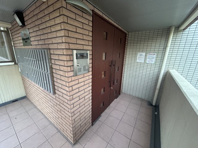 【大阪市西成区天下茶屋東のマンションのエントランス】