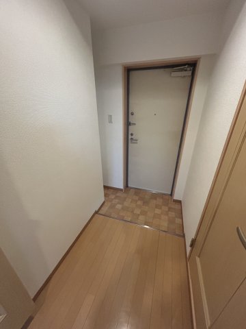 【大阪市西成区天下茶屋東のマンションの玄関】