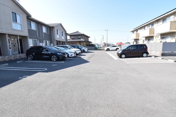 【高松市春日町のアパートの駐車場】