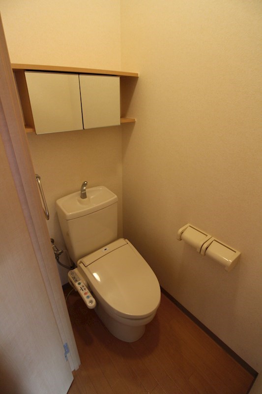 トイレ　上部収納も十分♪※別部屋の写真です。