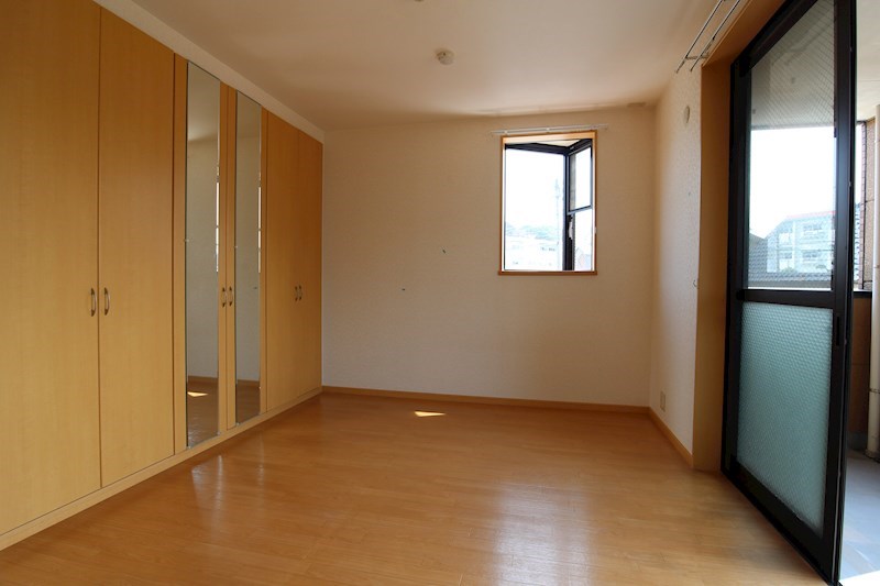 その他部屋・スペース　広さと収納力をもつ洋室※別部屋の写真です。