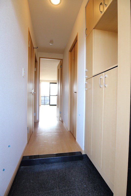 玄関　明るいリビング※別部屋の写真です。