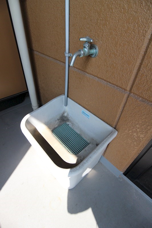 その他設備　バルコニーに洗面付※別部屋の写真です。