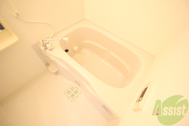 バス・シャワールーム　白い浴槽で一日の疲れも癒やしましょう