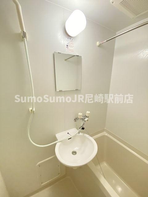 洗面設備　ゆったりとスペースのある洗面所