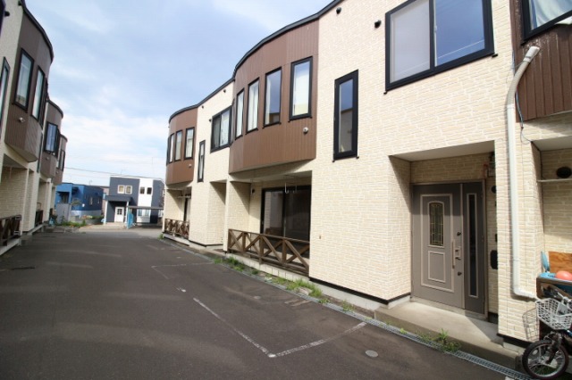 建物外観　トイレ、洗面台2か所です♪