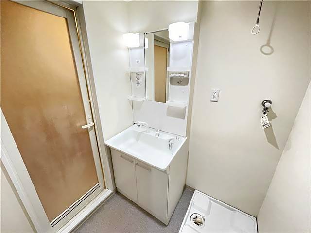 洗面設備　＊同物件別部屋の写真です。
