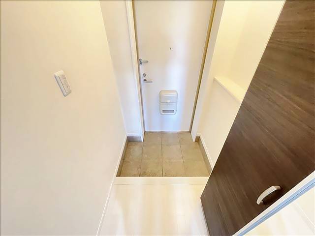 玄関　＊同物件別部屋の写真です。