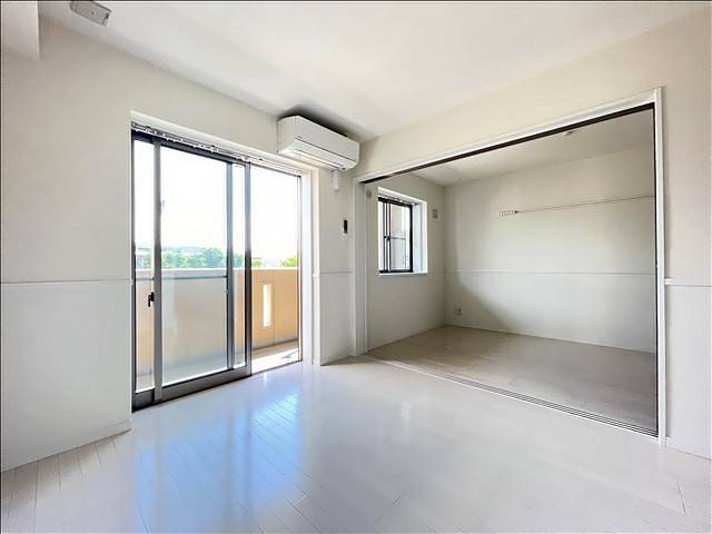 居室・リビング　＊同物件別部屋の写真です。