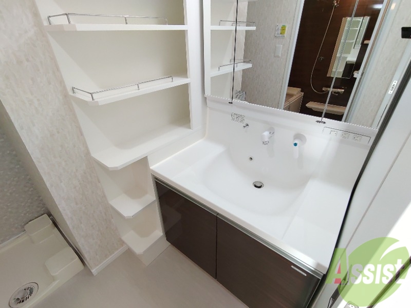 洗面設備　洗面台はシャワーノズルも付いて便利に活用できます