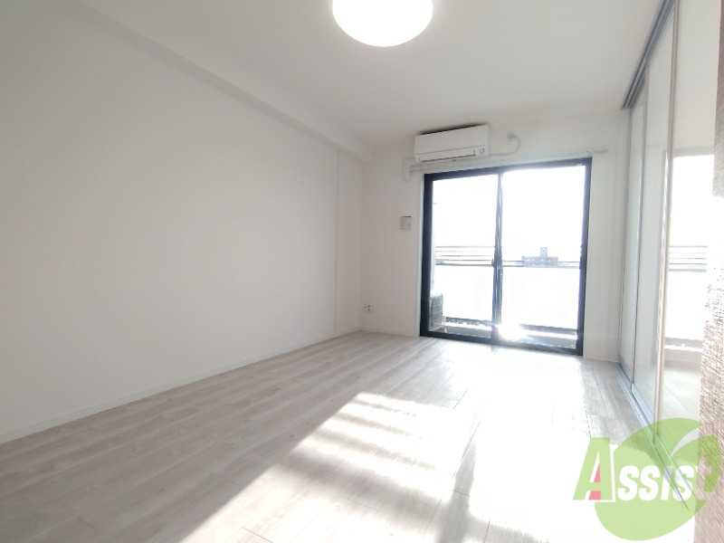 居室・リビング　広くきれいなリビングは明るい光も良く差します。