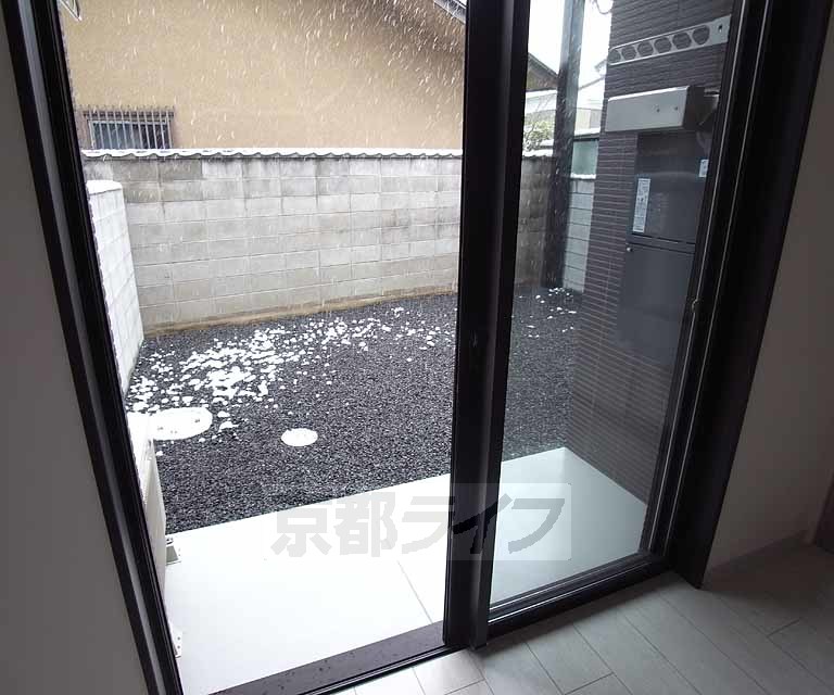 バルコニー　１階はテラス、２階はバルコニー