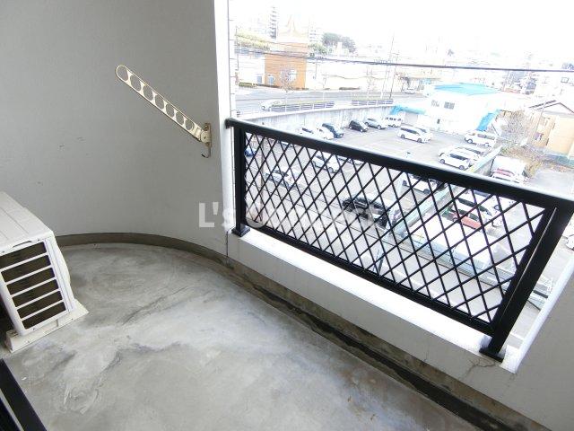 バルコニー　４階のお部屋で洗濯物もたくさん干せます。