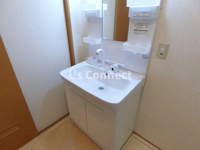 洗面設備　朝の支度もスムーズな独立洗面台。
