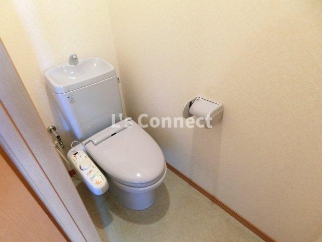 トイレ　温水洗浄便座付きのトイレ。