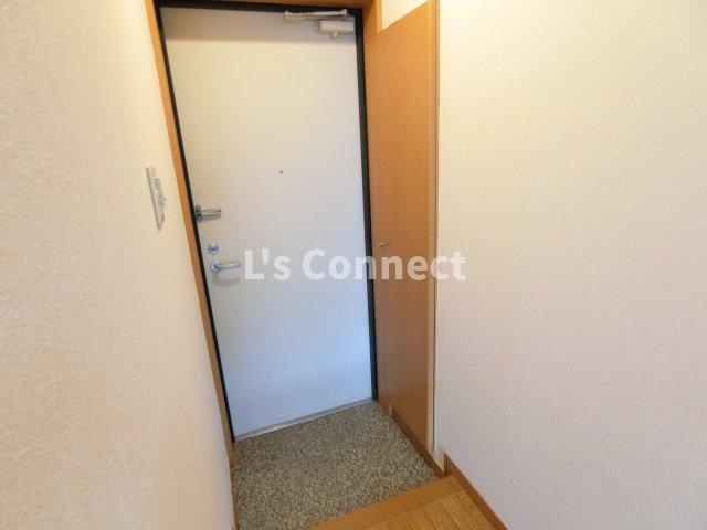 玄関　背の高い下駄箱で靴も収納できます。