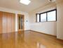 居室・リビング　角部屋で２面に窓があります。