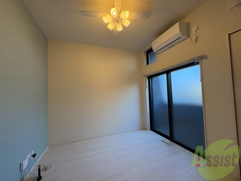 居室・リビング　６．２帖の洋室です。白を基調としており清潔感がありますね。