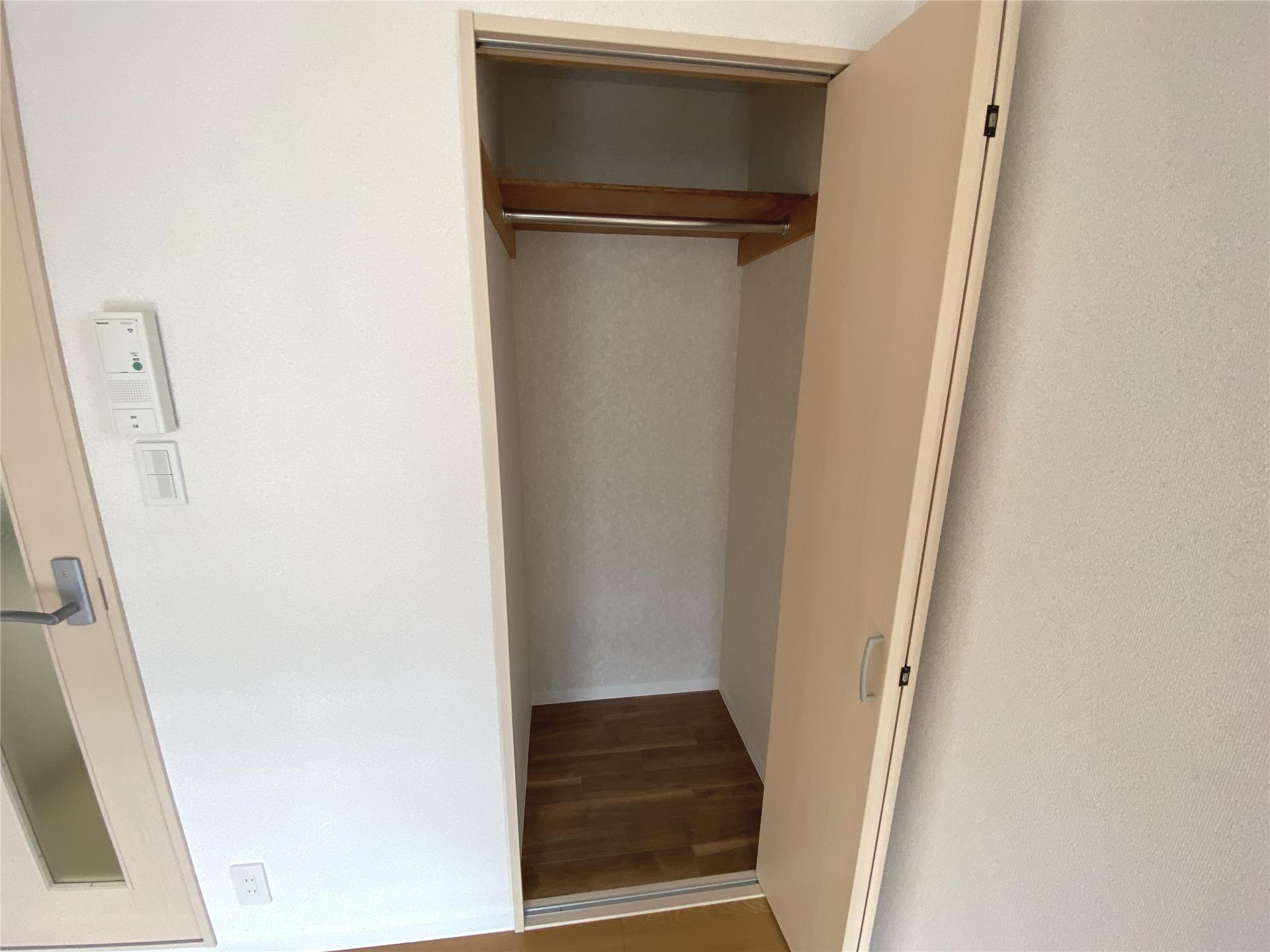 収納　ロングコートが掛けられるクローゼットです