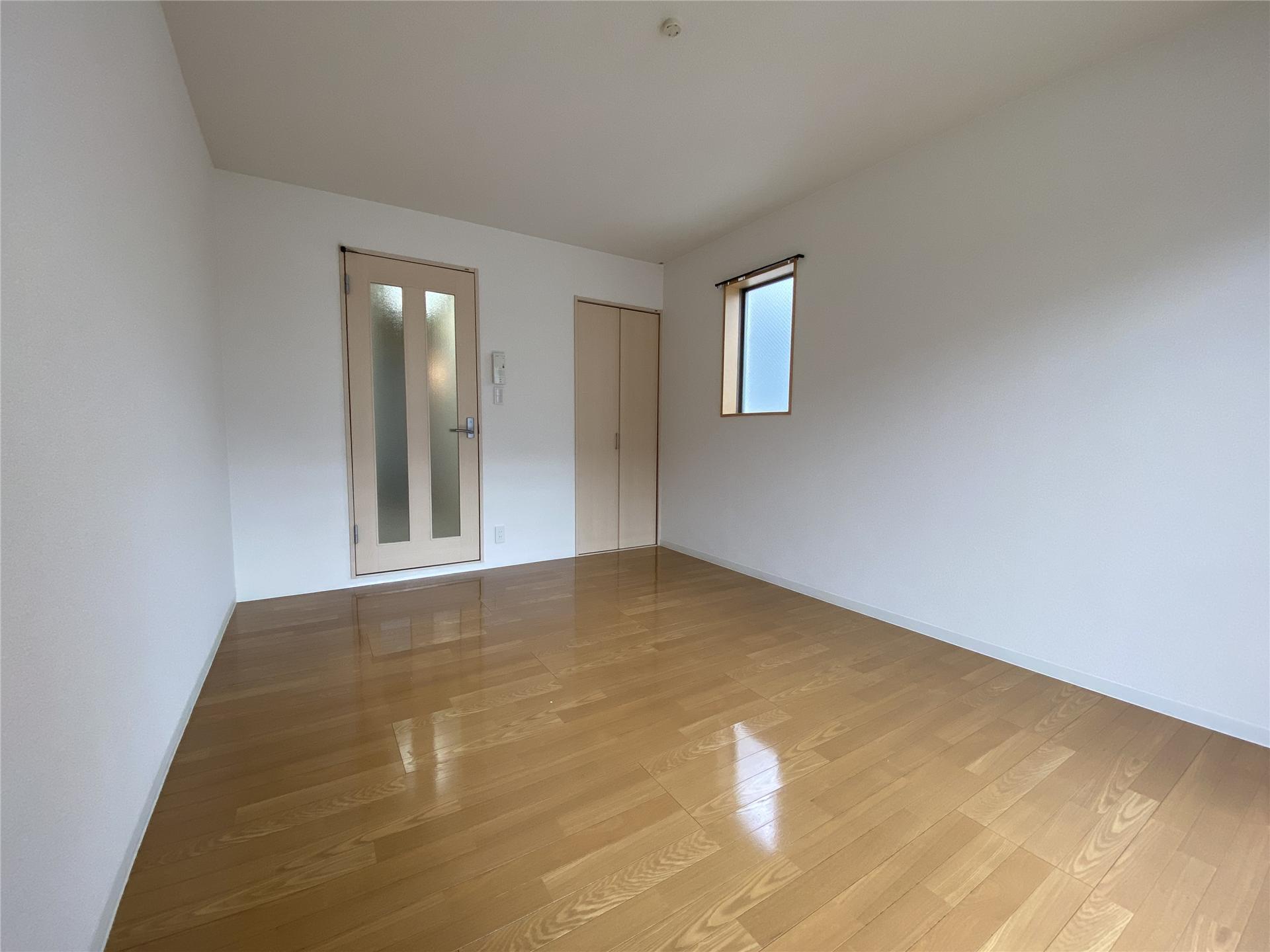 居室・リビング　8.5帖フローリングの洋室です