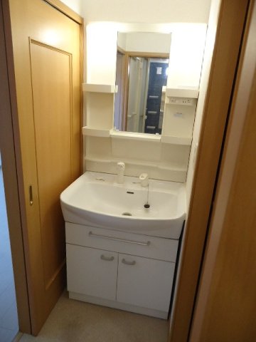 洗面設備　ゆったりとスペースのある洗面所
