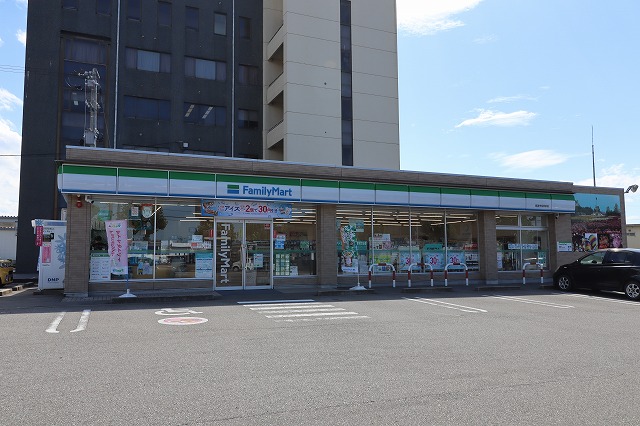 コンビニ　ファミリーマート（コンビニ）まで700m