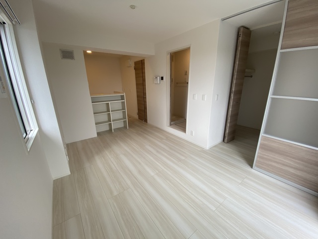 居室・リビング　角部屋２面採光の明るいリビング