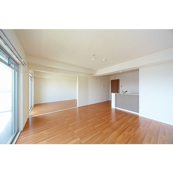 居室・リビング　広々リビングでゆったりくつろげます